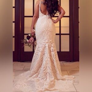 Hailey Page hand beaded trumpet mermaid Wedding Gown altered to fit 125 5”3.